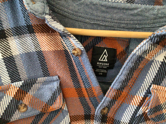 Consignment 2614-08	Ripzone. Checked shirt. Sz. L