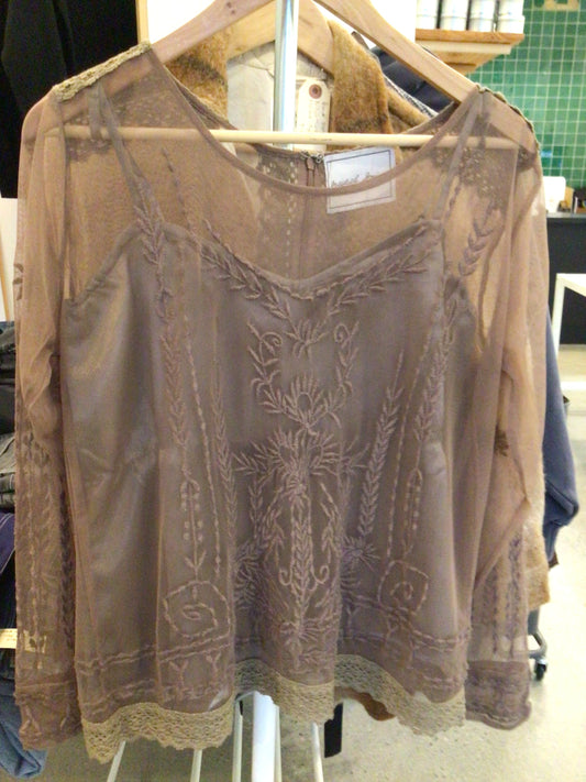 Consignment 7247-07 Beautiful Stories shirt with cami. Size M.