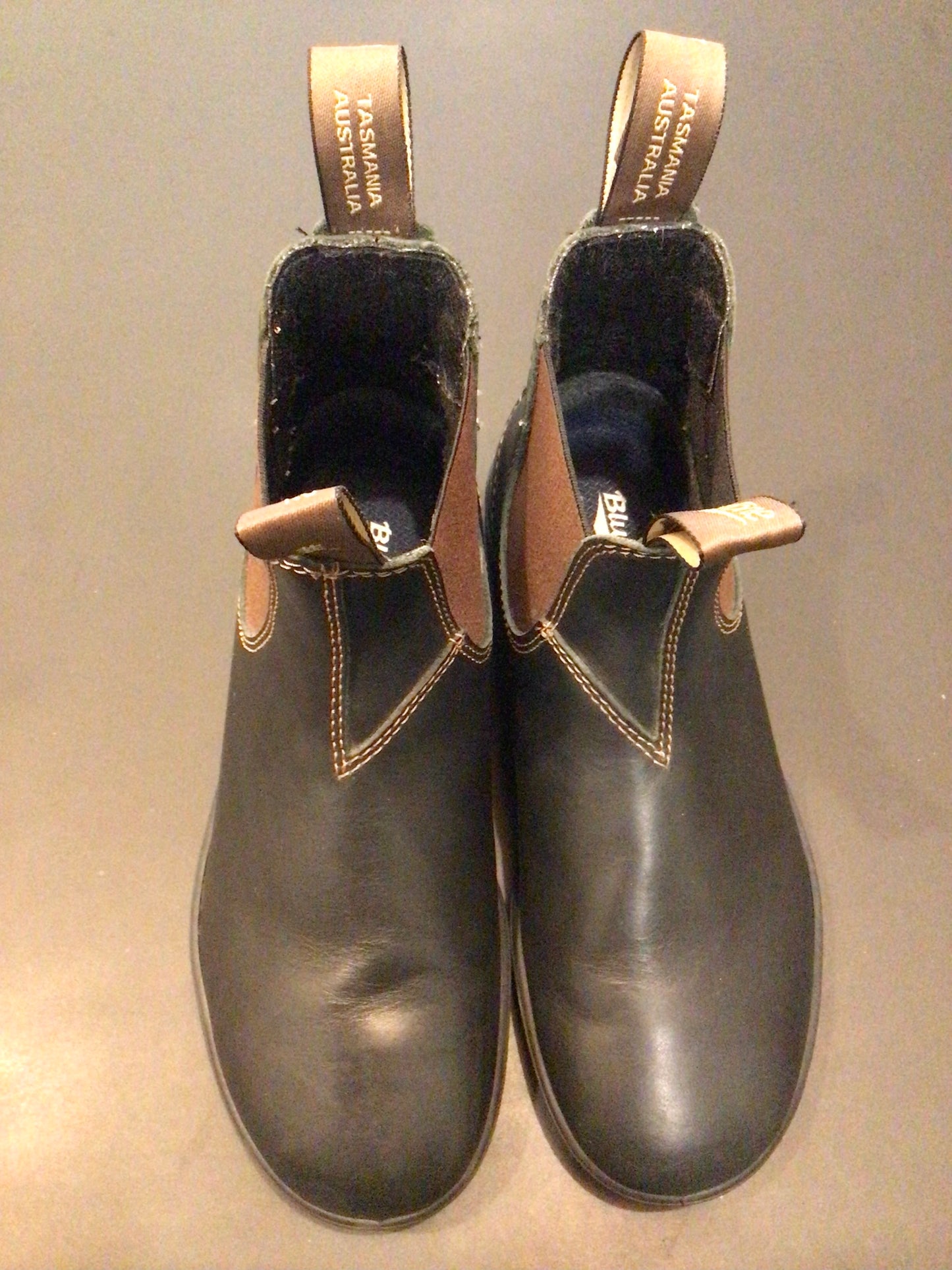 Consignment 7649-01 Blundstones. Black with brown elastic. Aussie size 5.5