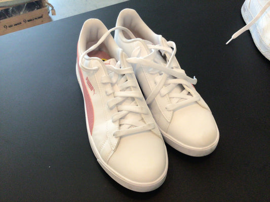 Consignment 9155-25	Puma. White sneakers. Sz.9