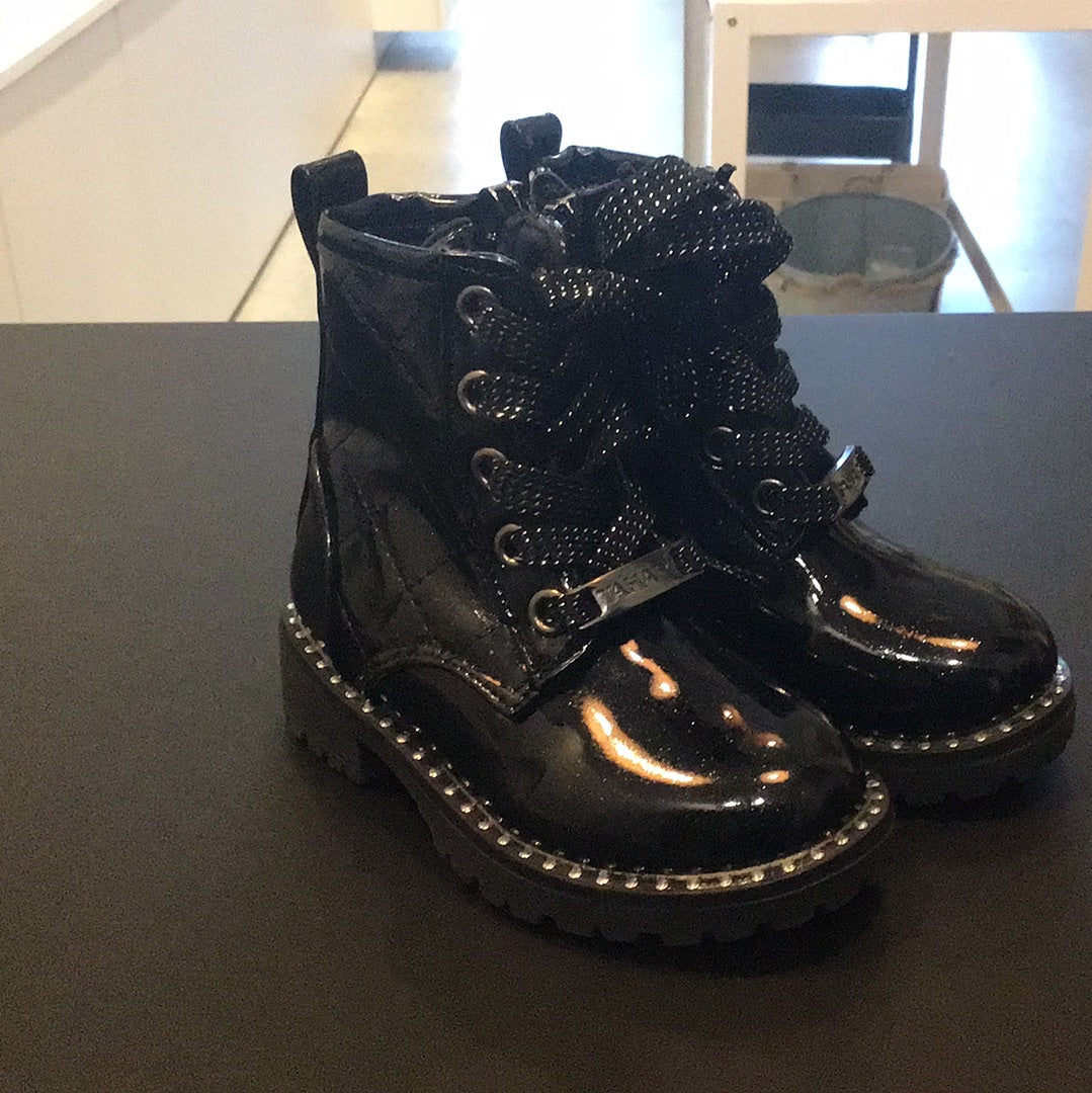 Consignment 2635-04 Tahari black sparkly boots sz 5