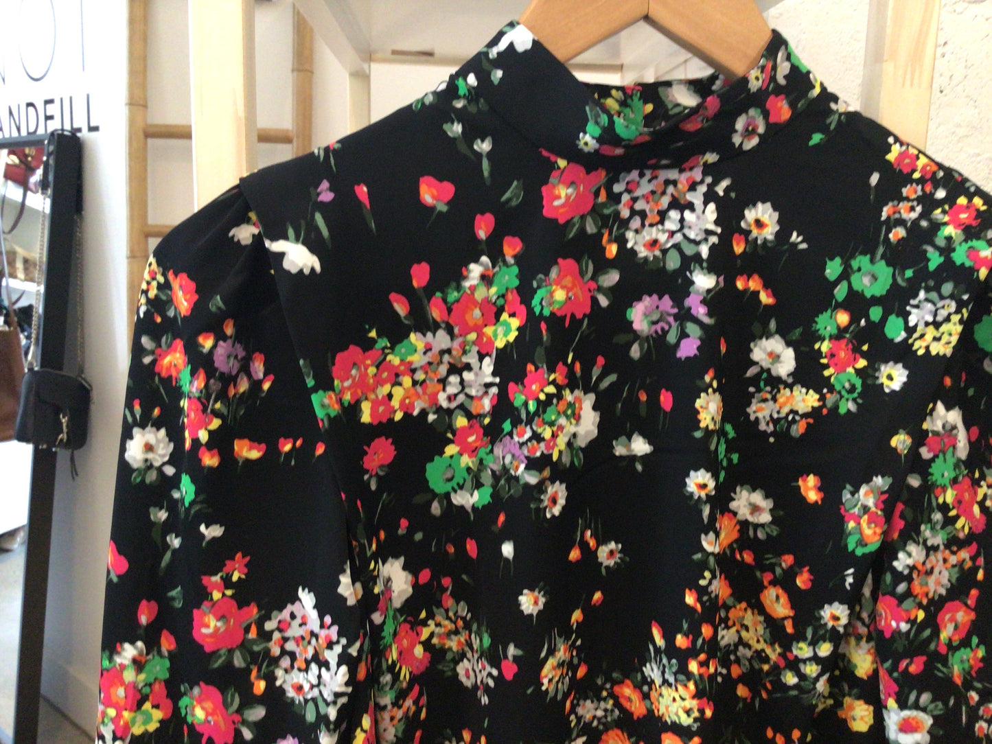 Consignment 3342-91 H&M floral recycled polyester blouse