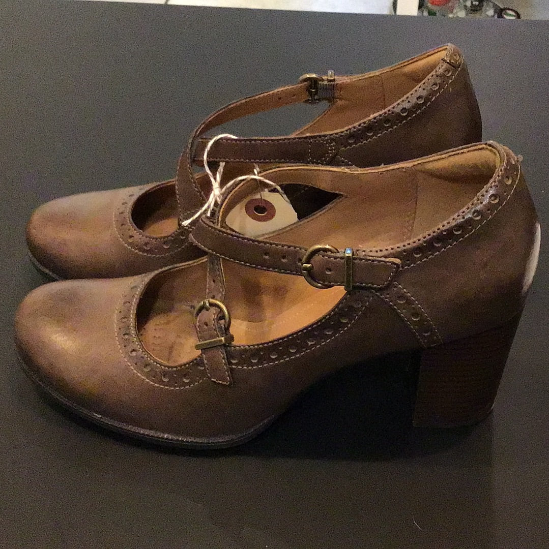 Consignment 1011-02 Clarks Artisan brown leather shoes, size 8.5
