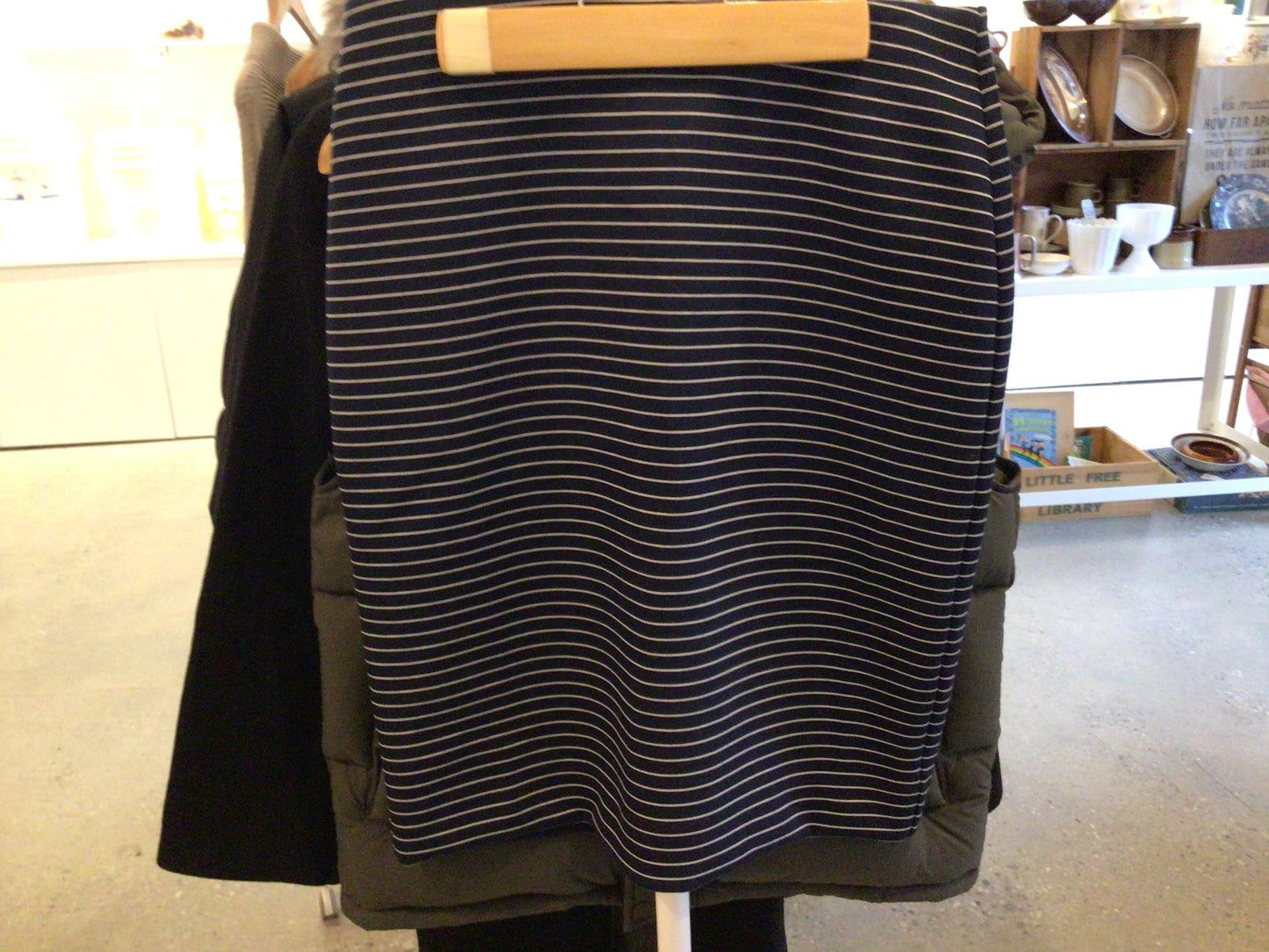 Consignment 4606-13 Banana Republic navy/white striped skirt. Size S.