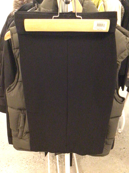 Consignment 8006-24 BCBG Max Azria black ribbed skirt. Size XXS.