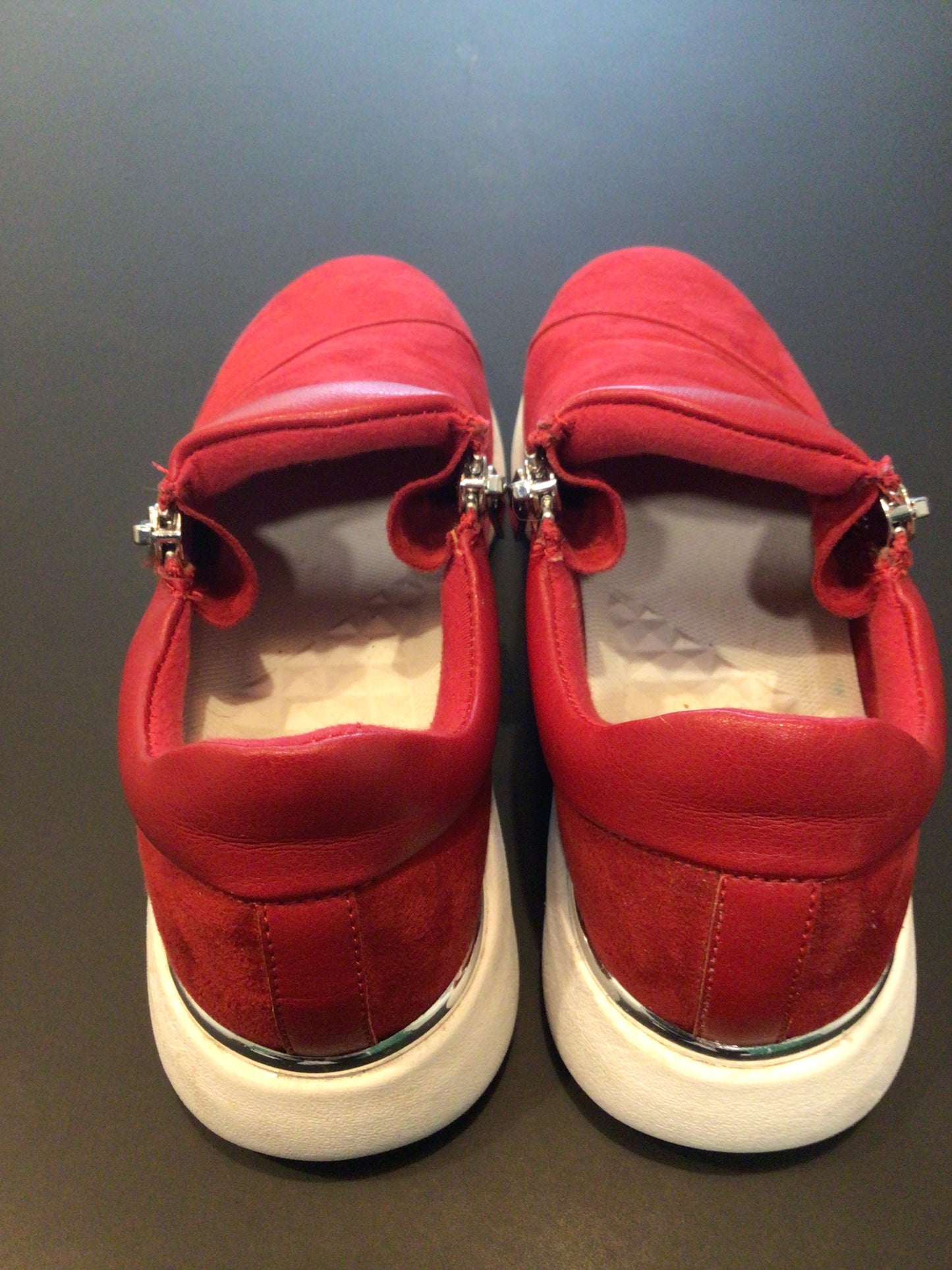 Consignment 2206-12 Aldo red casual shoes. Size 37.