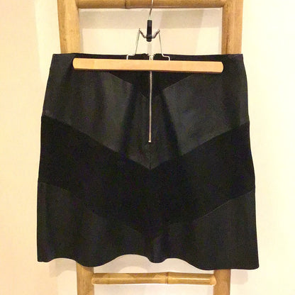 Consignment 4751-01 Zara Basics black skirt. Size M