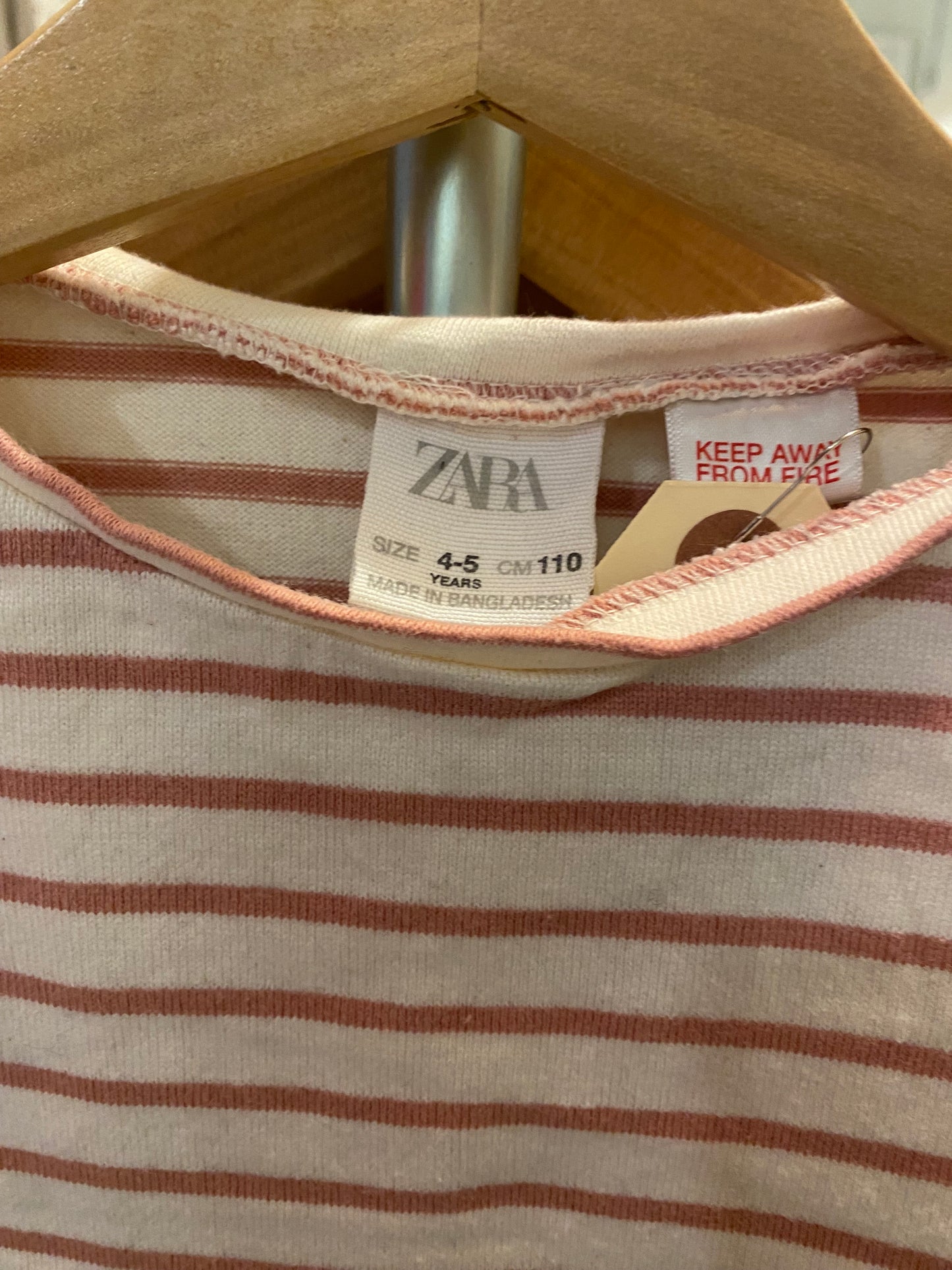 Consignment #7790-06 Zara Girl’s t-shirt cram with pink stripes sz 4-5e
