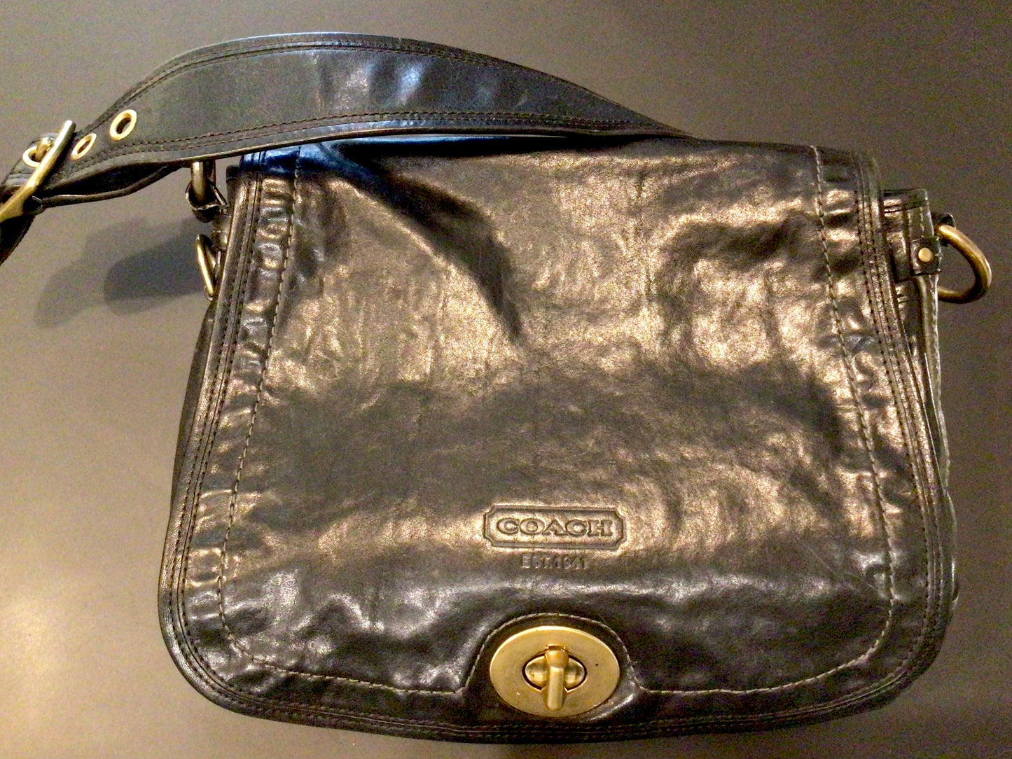 Consignment 0089-03 Coach black leather shoulder bag. SN D0769-11134.