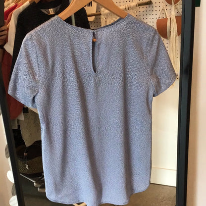 Consignment - 4606-7 Ann Taylor short sleeve blouse sz XS