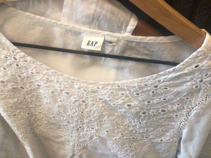 Consignment 1045-28	GAP. White cotton blouse. Sz.M