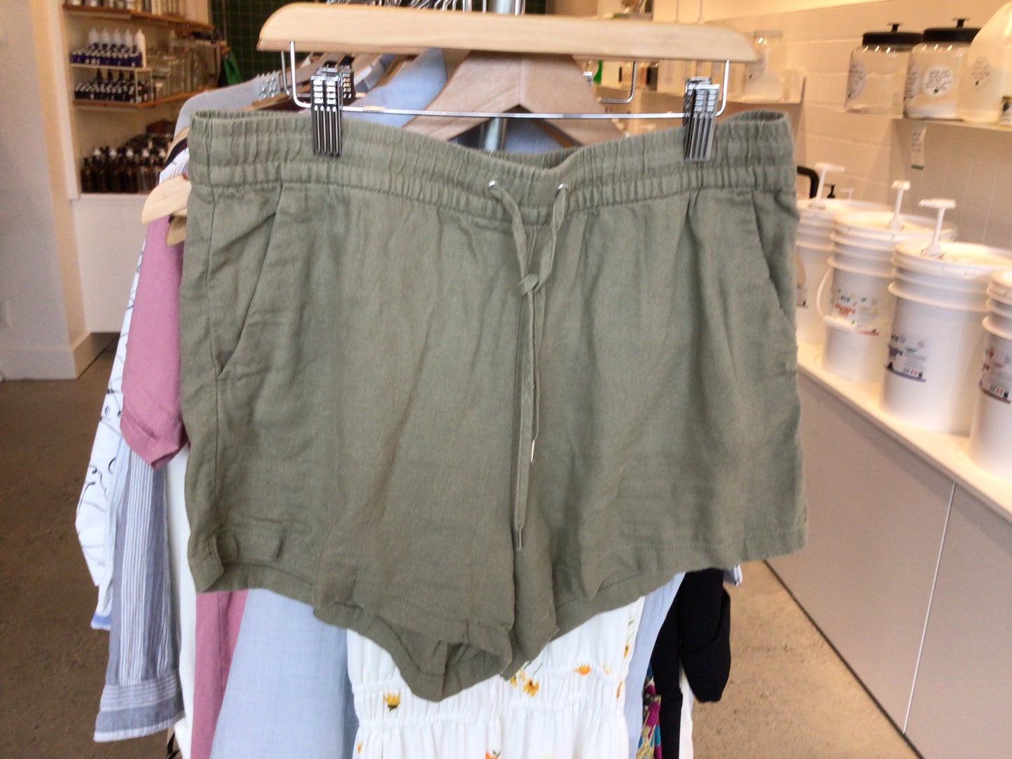 Consignment 2513-07	HM green shorts sz 6