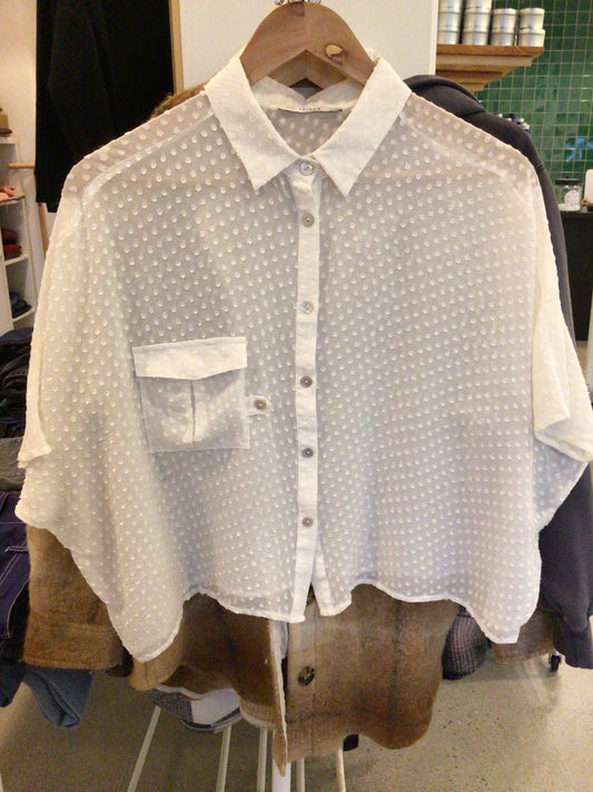 Consignment 7247-03 Fairly cream cropped shirt. Size M/L.