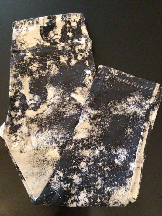 Consignment 1449-12 Joe Fresh cropped leggings. Dark/light grey print. Size XS.