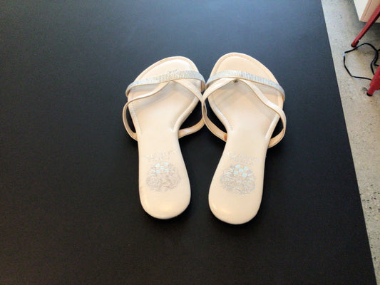 Consignment 4621-06	Vince Camuto. White Sandals.