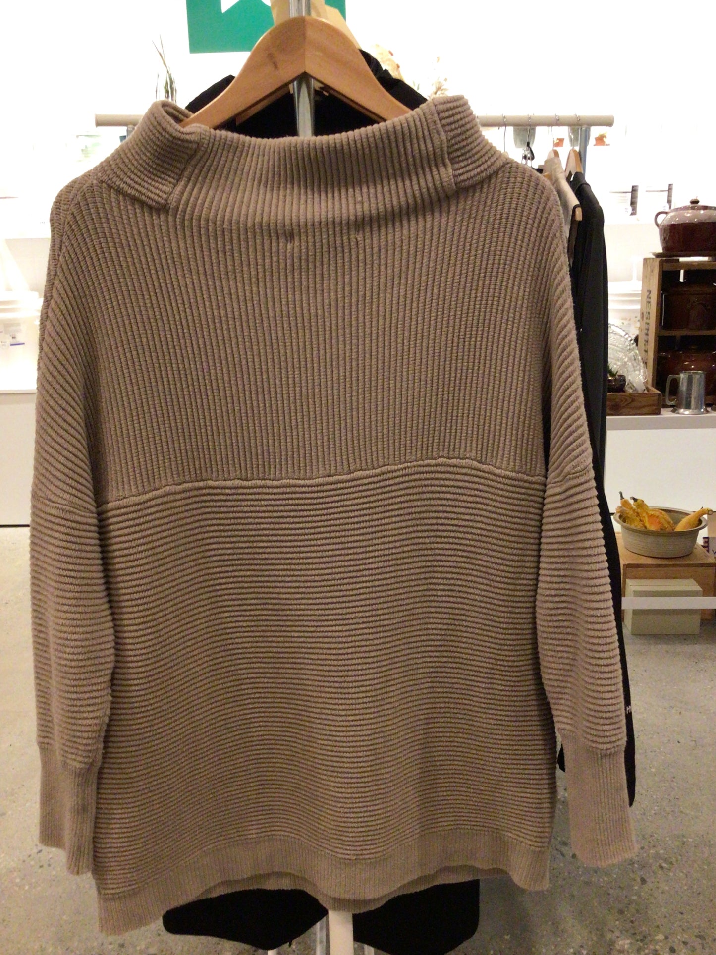 Consignment 3834-11 Monk & Lou beige ribbed sweater. Sz xs