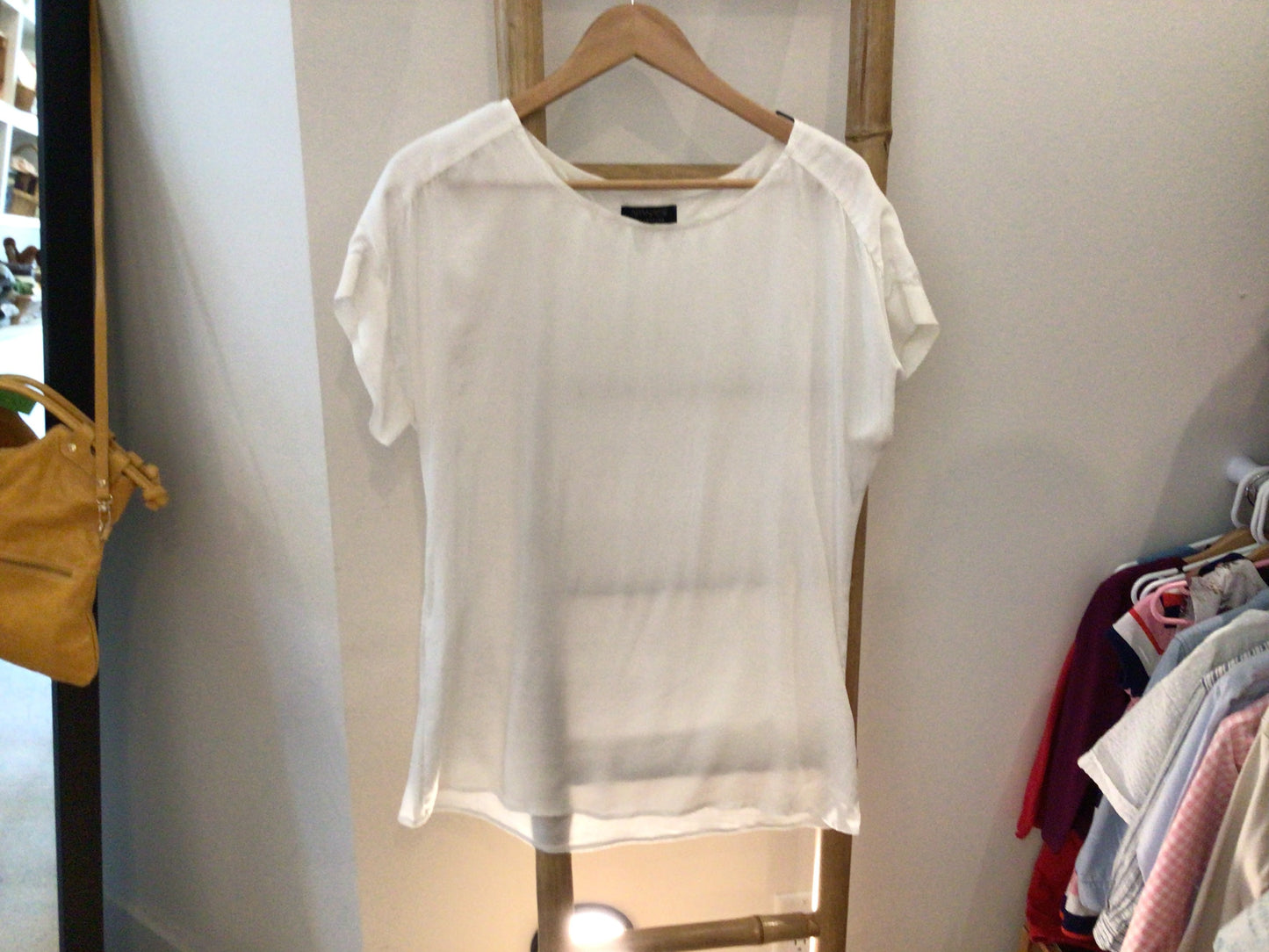 Consignment 2710-11	Apannage white shirt.