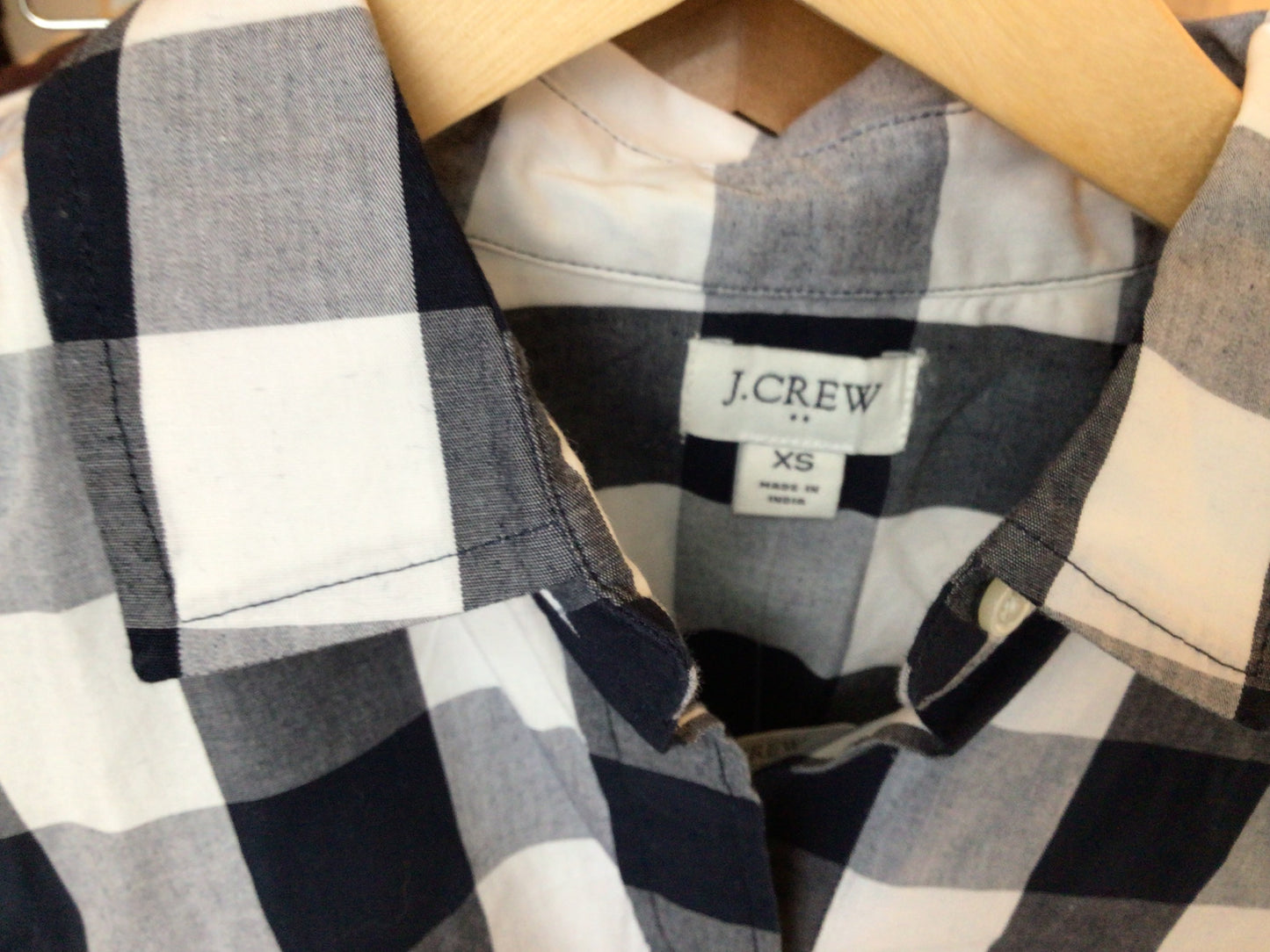 Consignment 2513-05	J.Crew Checkered sleeveles shirt sz XS