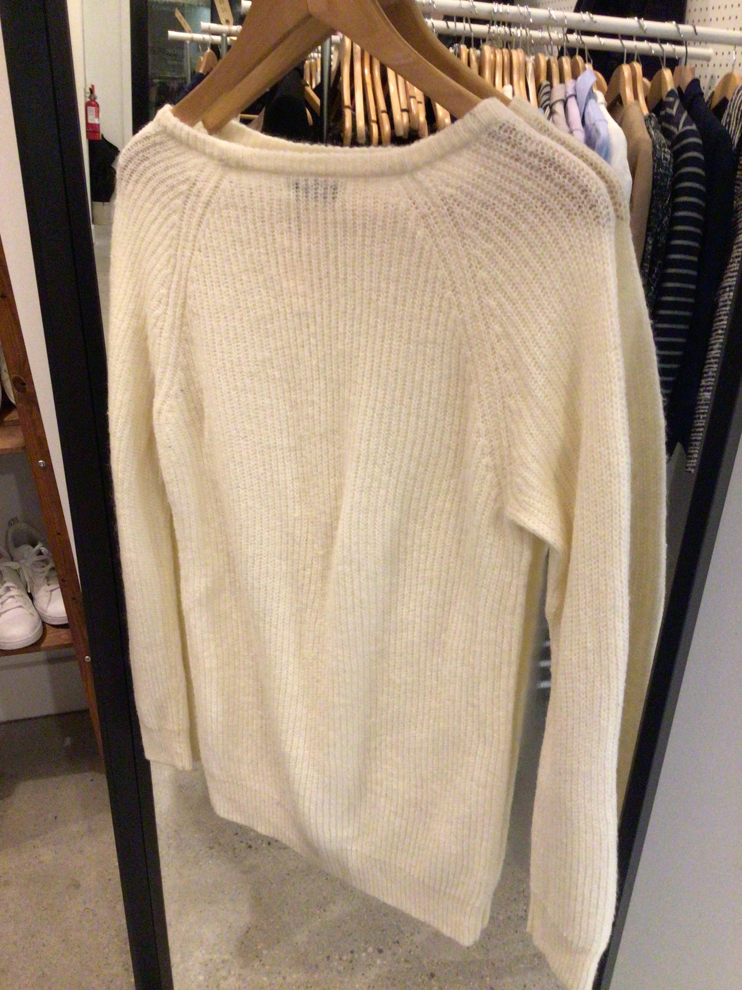 Consignment 4581-01 TnA cream sweater. Size med.