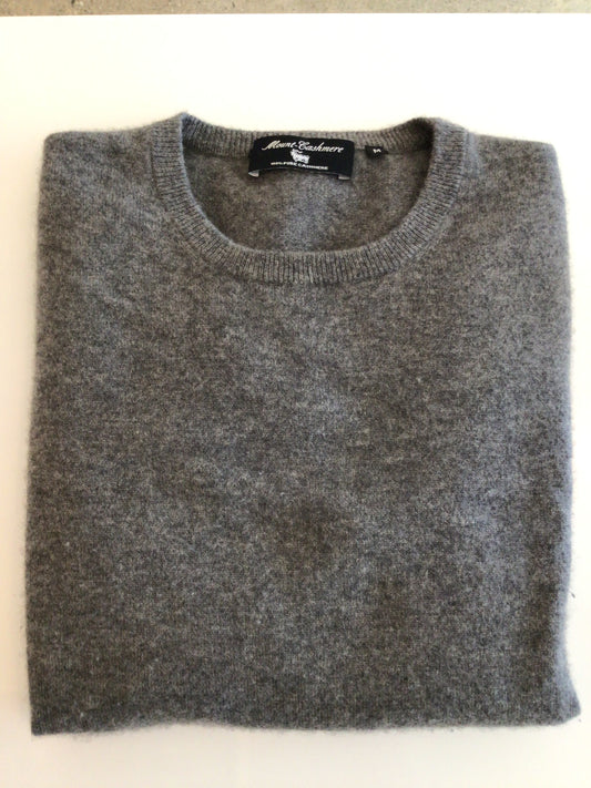 Consignment 9754-01 Mount 100% cashmere men's sweater. Size M.