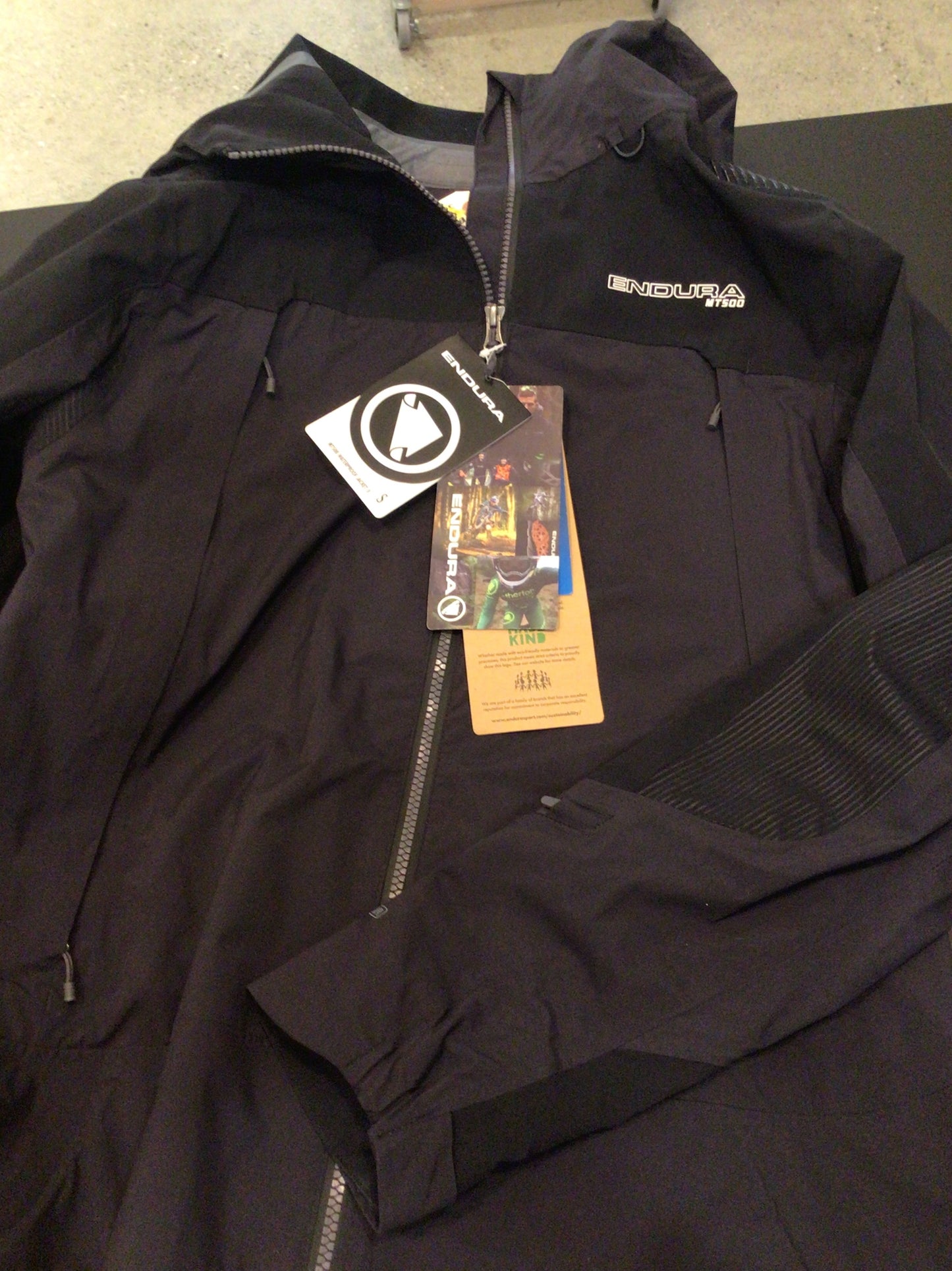 Consignment 5117-03 Endura MT500 Waterproof jacket. Black. Small
