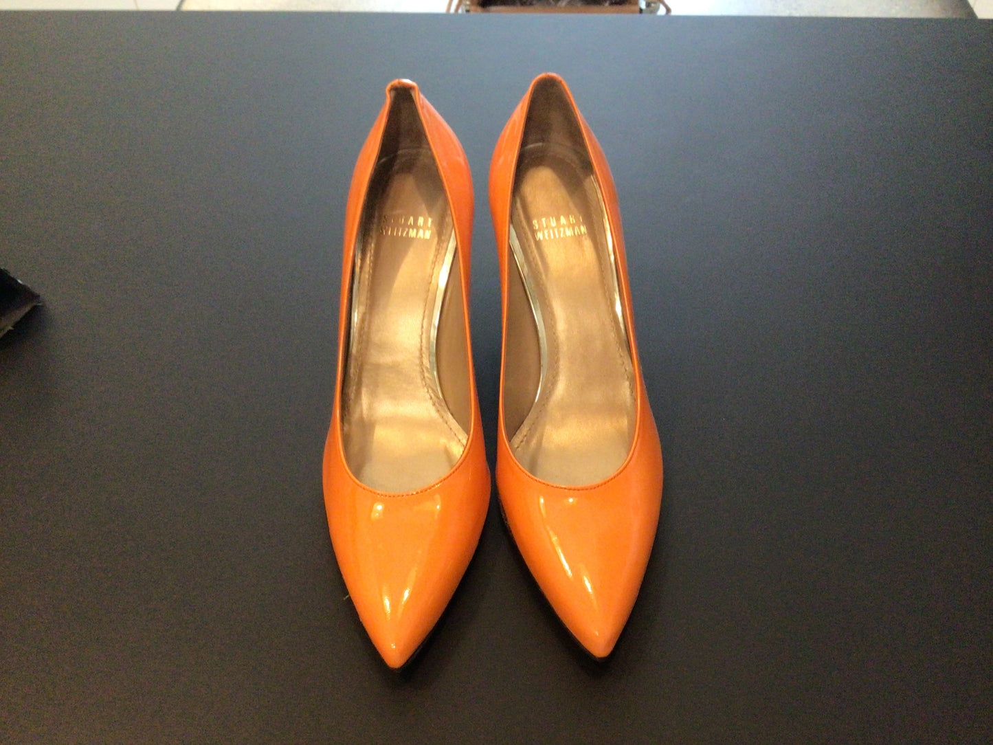 Consignment 4314-02	Stuart Weizmann orange shoes (pumps)