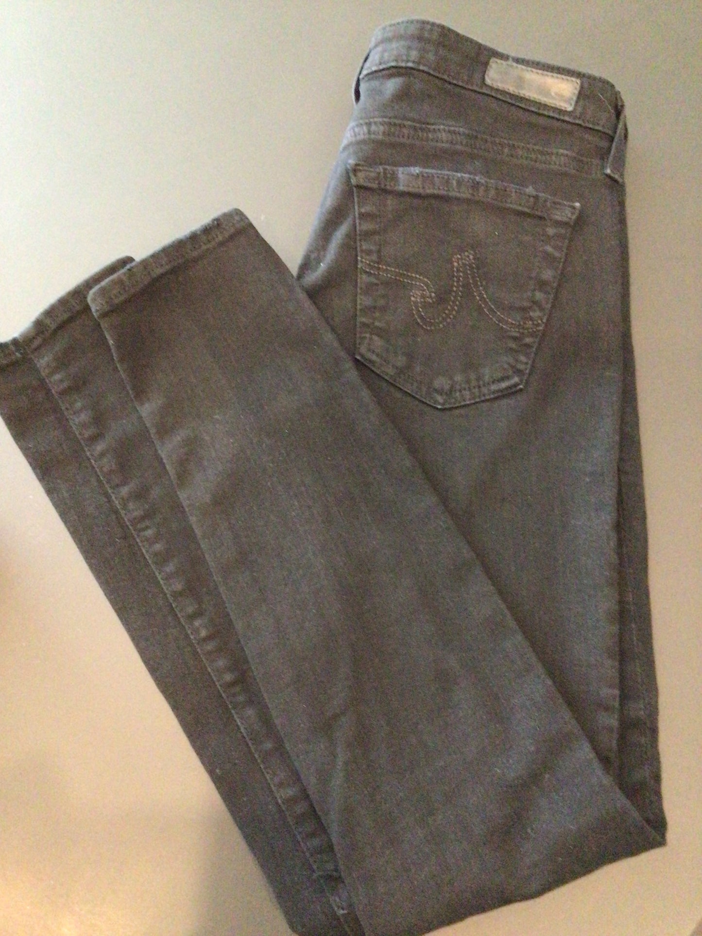 Consignment 5885-21 AG black legging ankle skinny jeans. Ripped knees. Size 27R.