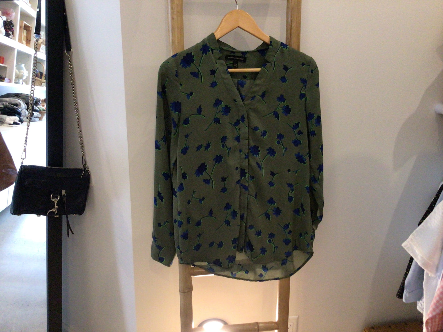 Consignment 3352-08	Banana Republic. Green blouse. Sz. XS