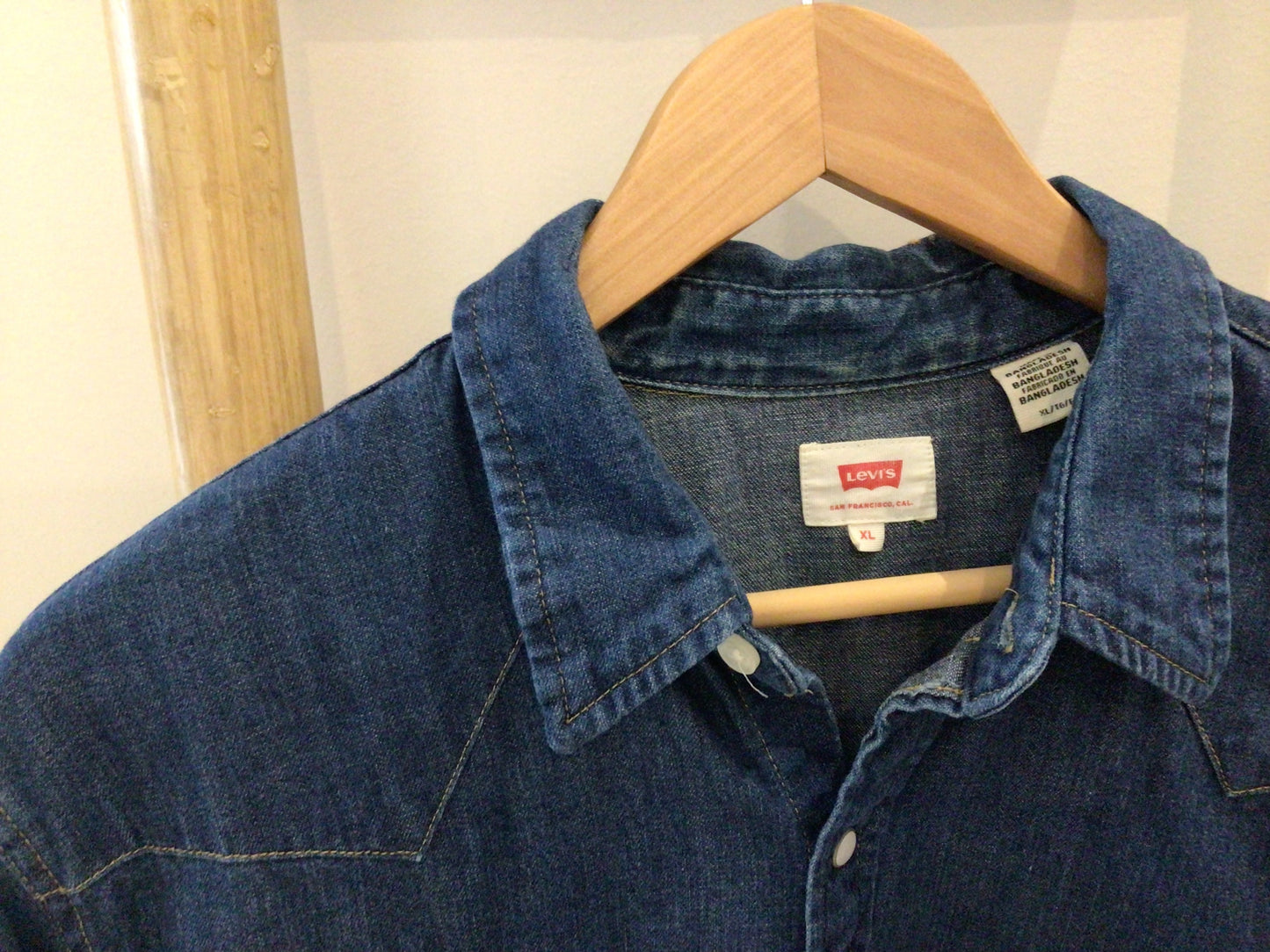 Consignment 3352-07	Levis. Denim shirt. Sz. XL