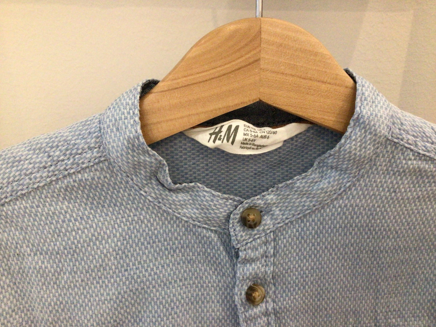 Consignment 4663-04	H&M. Kids. Blue shirt. Sz. 5-6 Y.