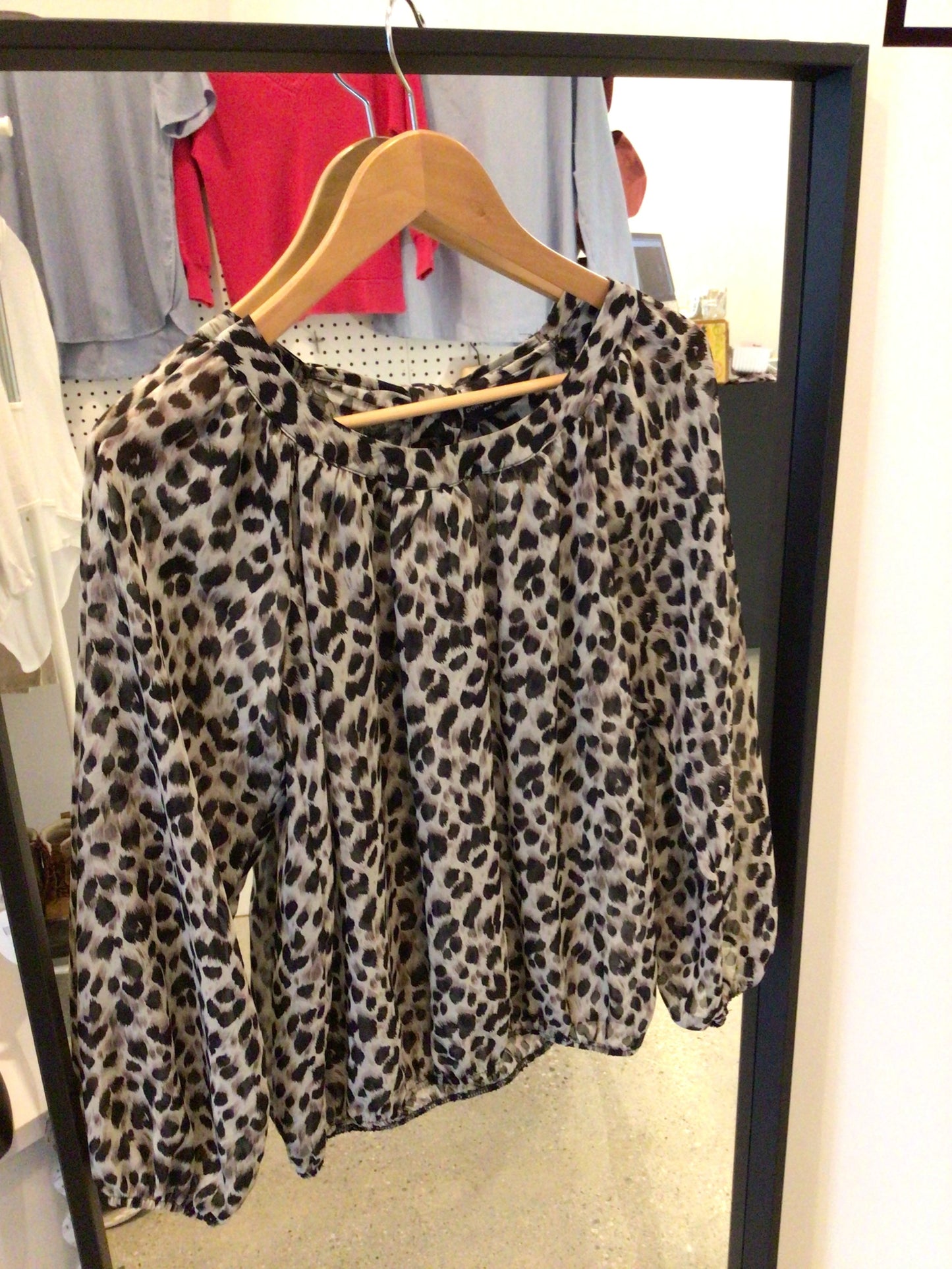 Consignment #1011-15 Dorothy Perkins leopard print blouse
