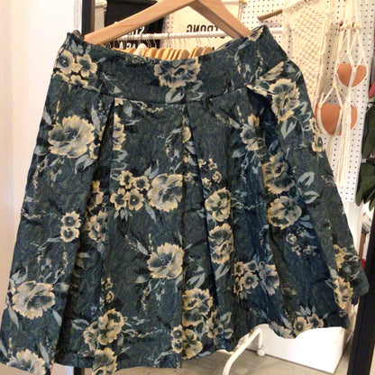 Consignment 4903-11 Zara Woman green/cream flowered skirt sz 10