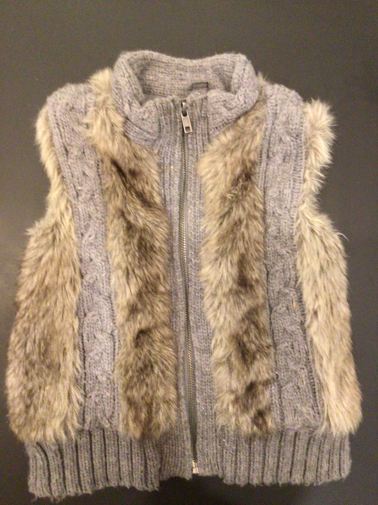 Consignment 4475-02 Zara Girls Collection. Toddlers grey fur/knitted vest. Size XXS.