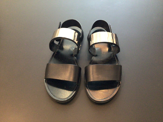 Consignment 4314-01	Vince Black sandals sz 38