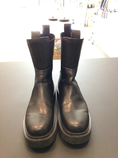 Consignment Black high top boots. Size 39.