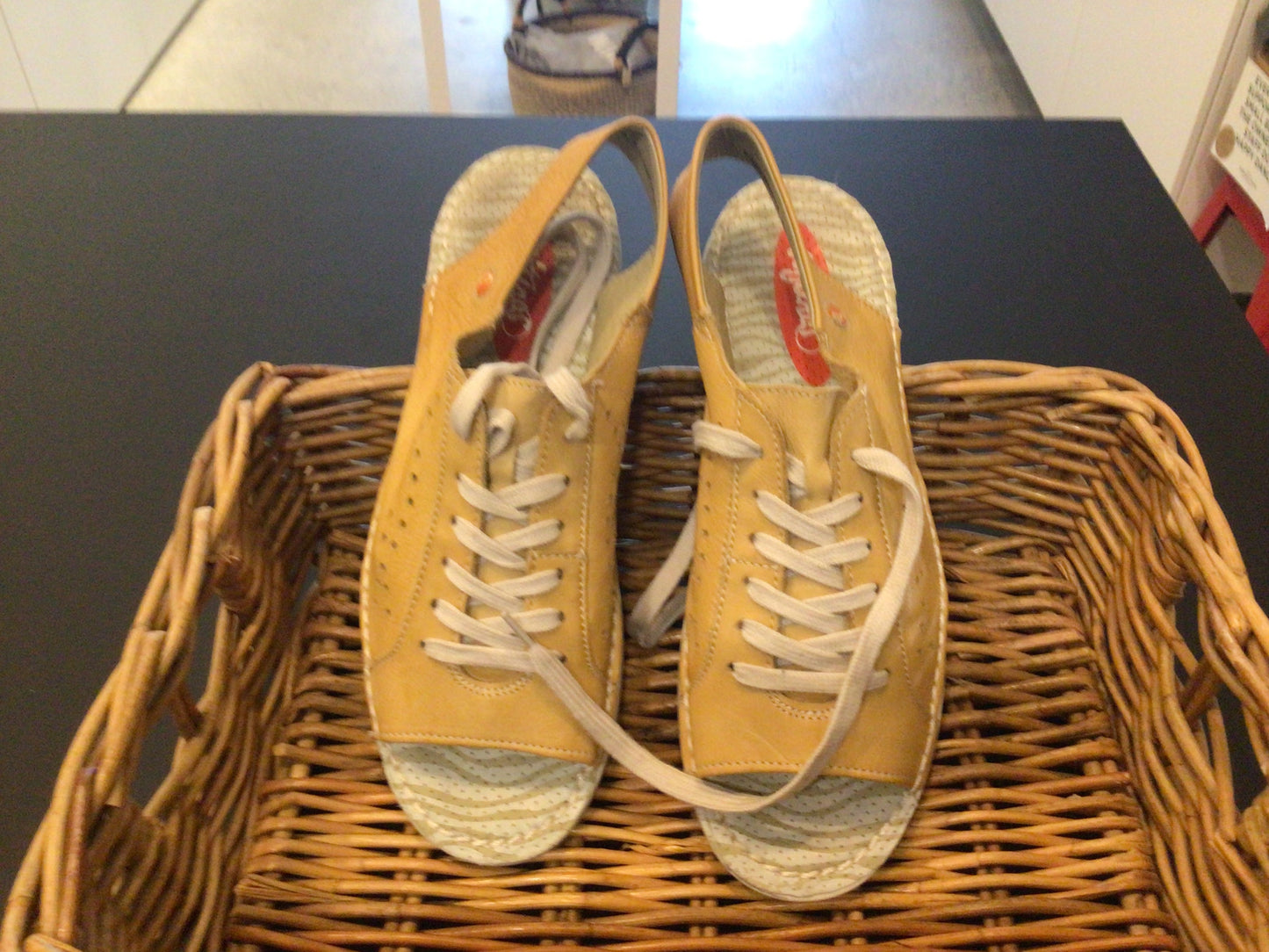 Consignment 4399-06	Softinos. Yellow shoes. Sz.39