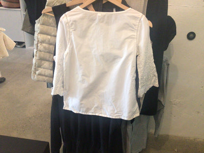 Consignment 1045-28	GAP. White cotton blouse. Sz.M