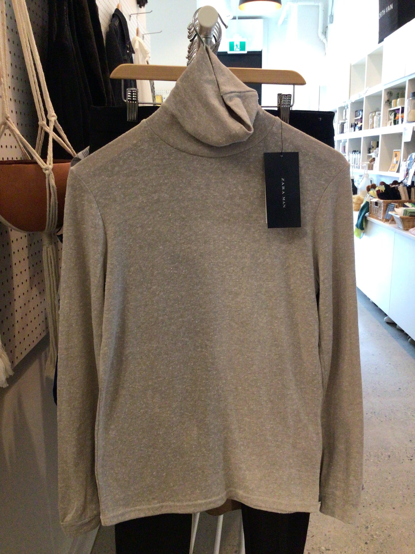 Consignment 4475-08 Zara Man beige turtle neck sweater. Size S.