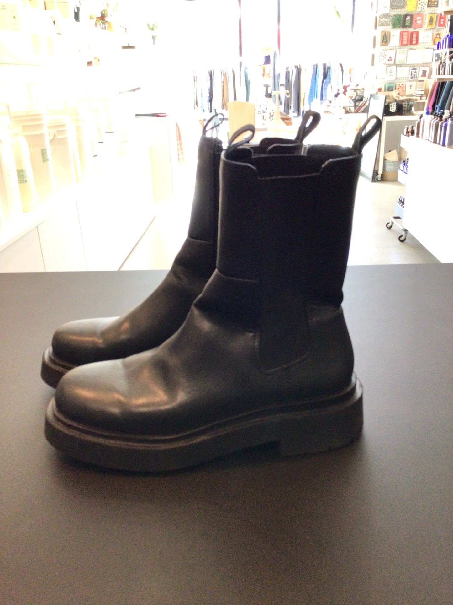 Consignment Black high top boots. Size 39.