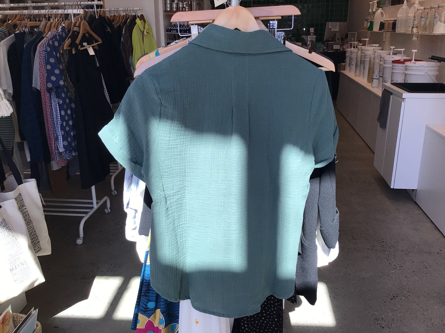 Consignment 2513-22	Bohme. Green shirt. Sz. XS