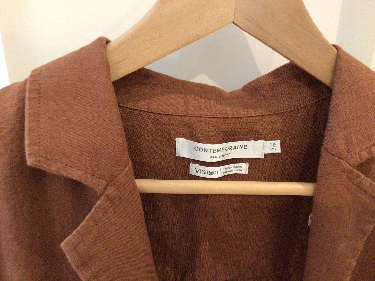 Consignment 4877-01	Contemporaine. Brown blouse. Sz. XS