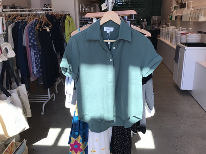 Consignment 2513-22	Bohme. Green shirt. Sz. XS