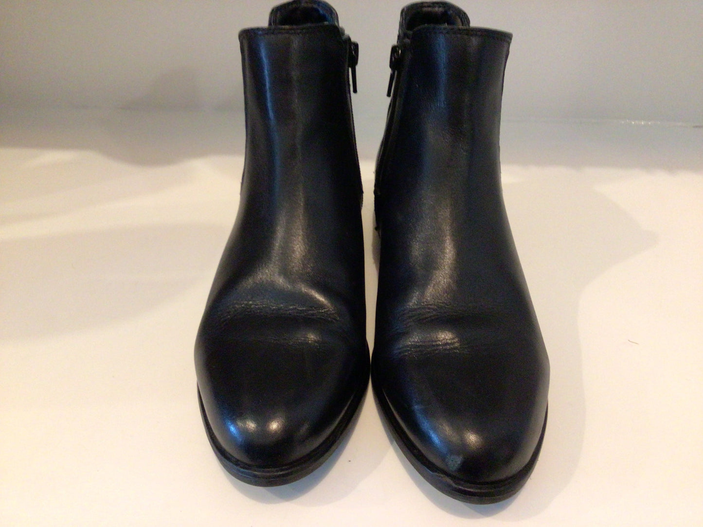 Consignment - 8880-2 Steve Madden black ankle boots sz 37