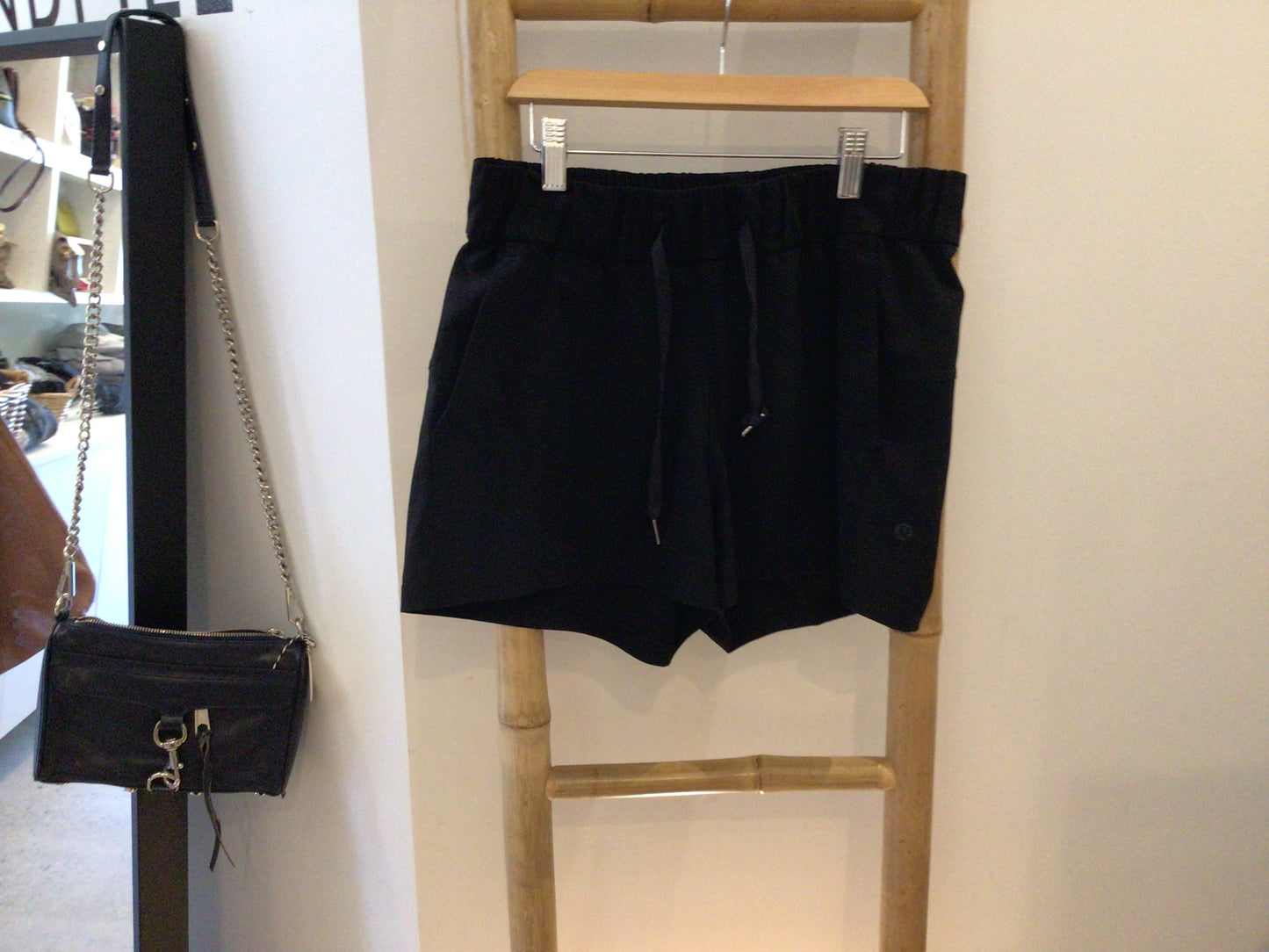 Consignment 4475-50	Lululemon. Black shorts. Sz. S