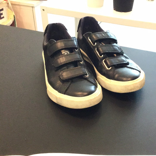 Consignment 8878-13	Veja. Black sneakers. Sz. 36