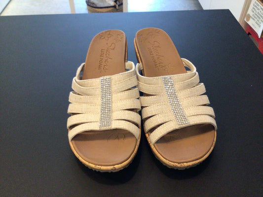 Consignment 5505-09	Skechers luxe foam. Flip- flops on a wedge.