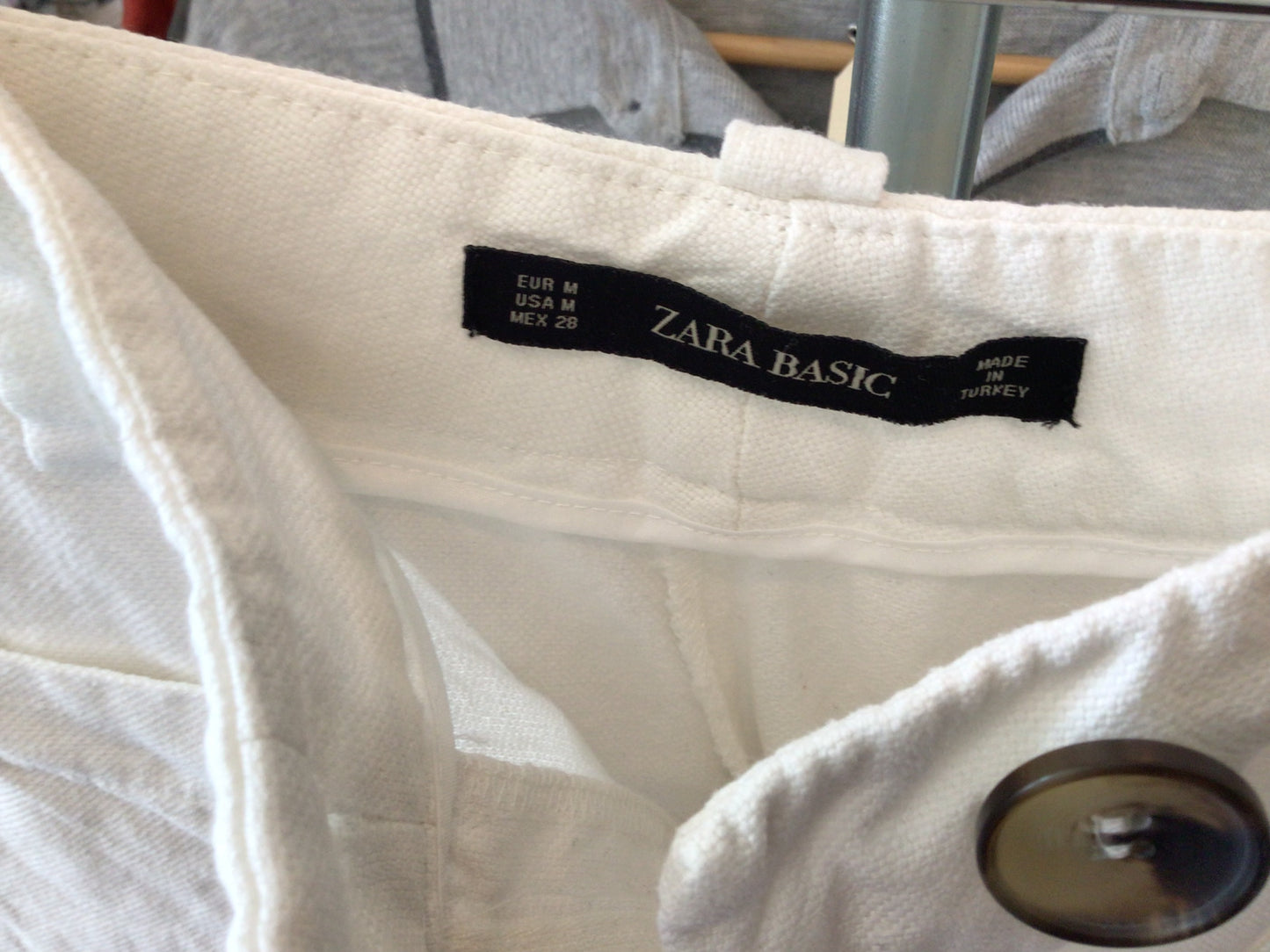Consignment 7128-18	Zara basic. White pants. Sz.28