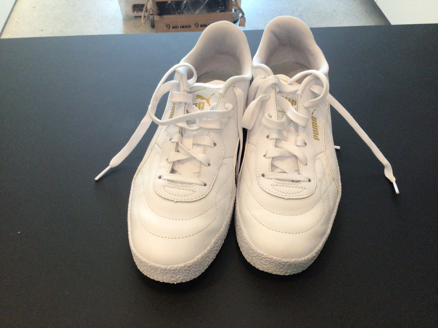 Consignment 9155-26	Puma. White sneakers. Sz.8.5