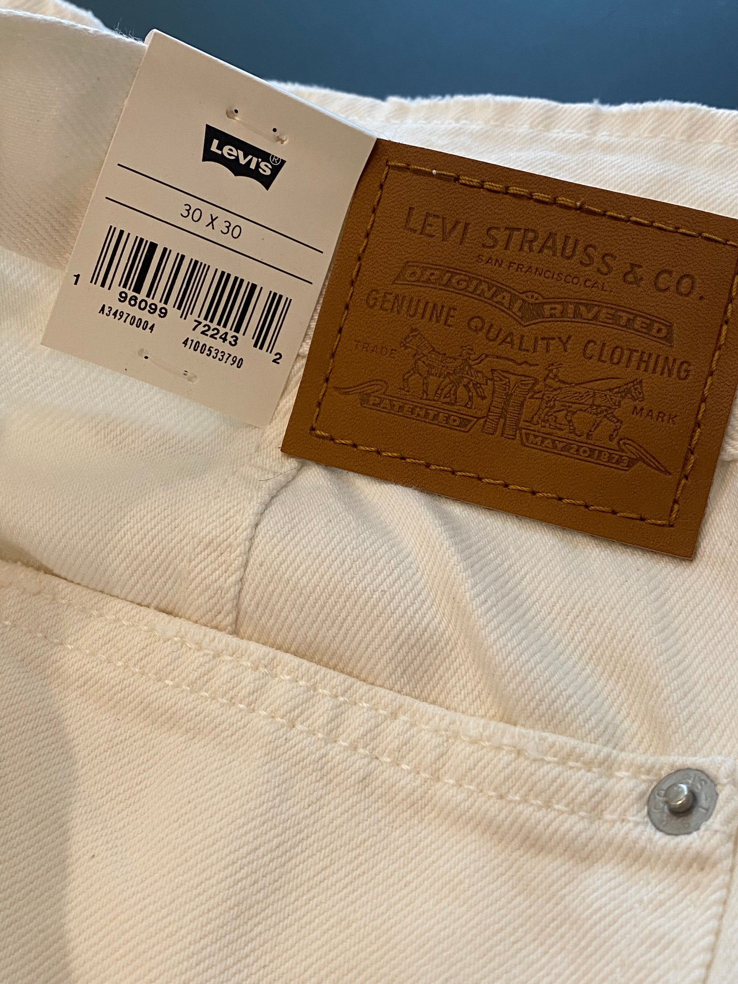 Consignment 4453-05 Levi's women's Dad Utility cream pants size 30 NWT