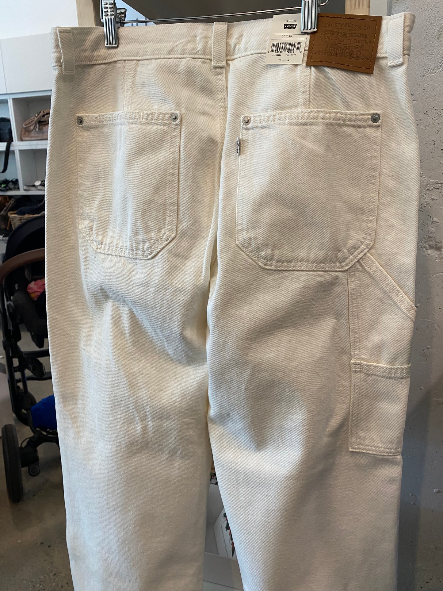 Consignment 4453-05 Levi's women's Dad Utility cream pants size 30 NWT